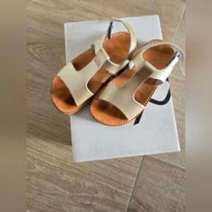 FRESHLY PICKED MALIBU SANDALS SIZE 9 PLATINUM